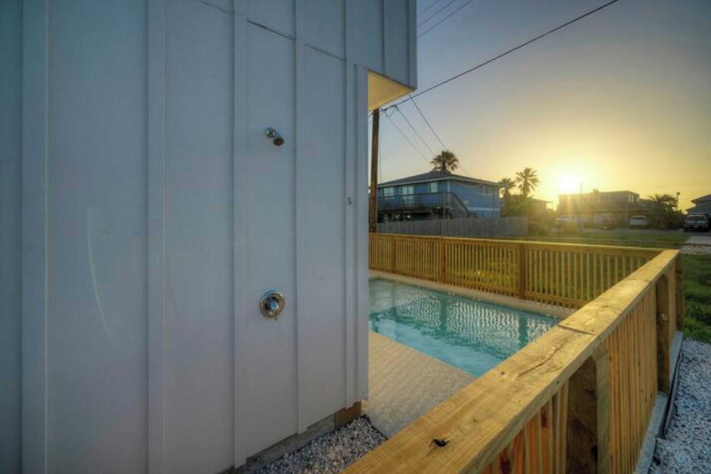 Sleeps 24 2 Homes, Walk to the Beach, Private Pools, Fire Pit, Modern Design
