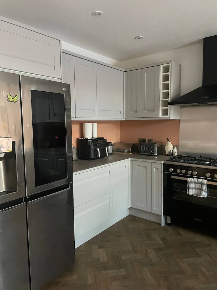 Spacious 4-bed House Close to LHR and London