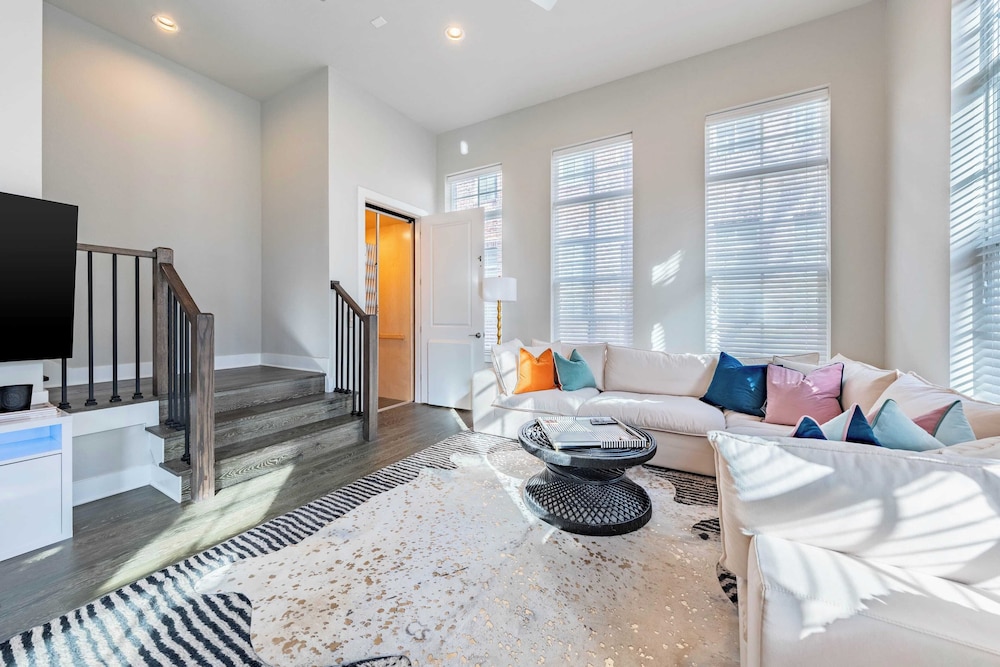 Modern Home, Private Balcony, Near Rainey & Lady Bird Lake Haus of Z