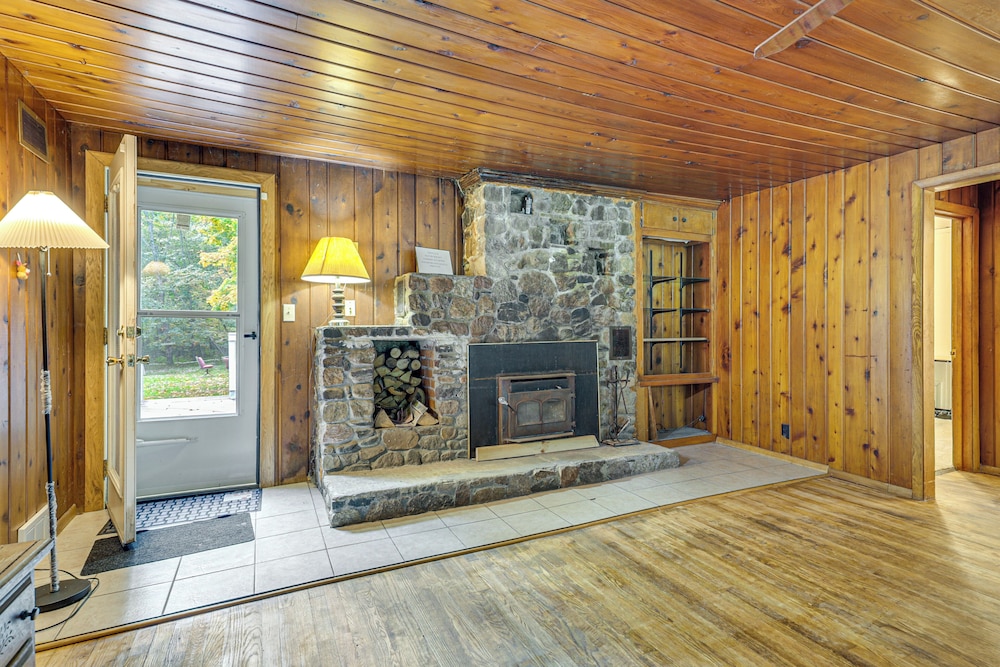 4 Mi to Lake: Secluded Northwoods Getaway