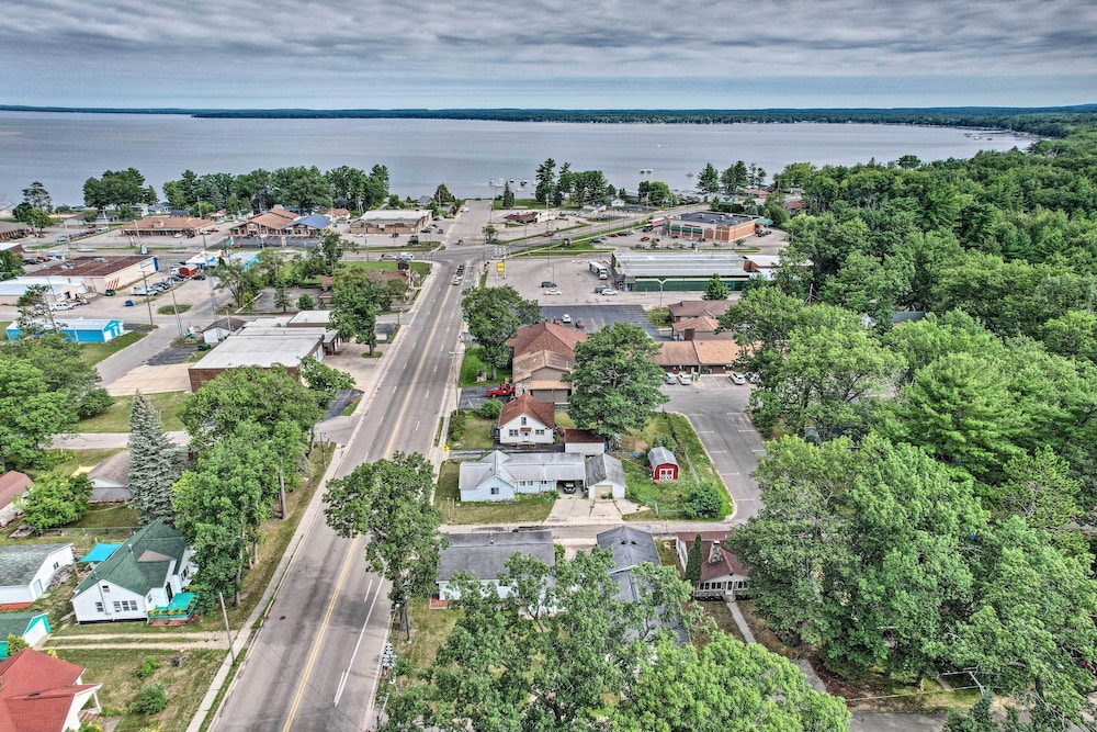 Cozy Prudenville Cabin: Walk to Houghton Lake view 5