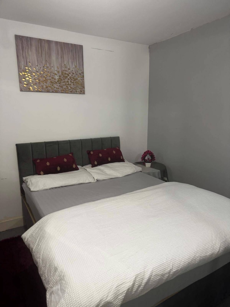 Cosy Central Home - Sleeps 5, Free Parking & Patio