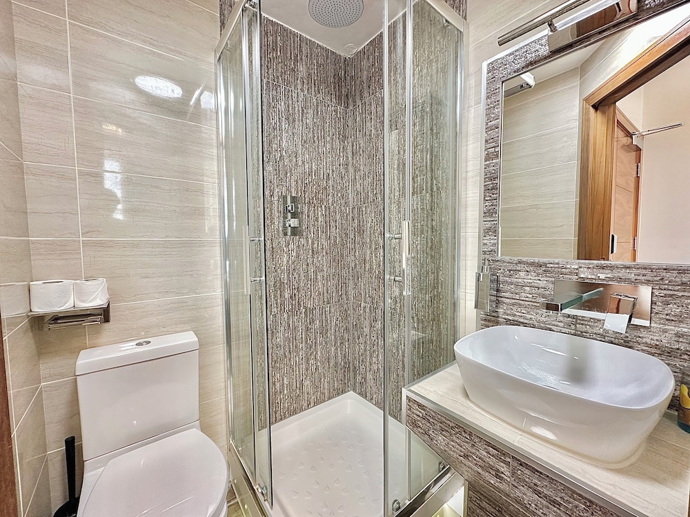 205 Earls Court