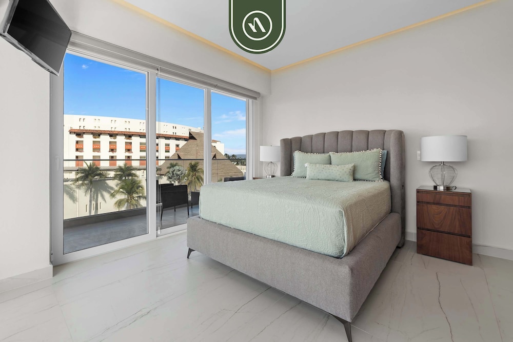 Tropical 2 BR Retreat - Close to the Beach - Pool