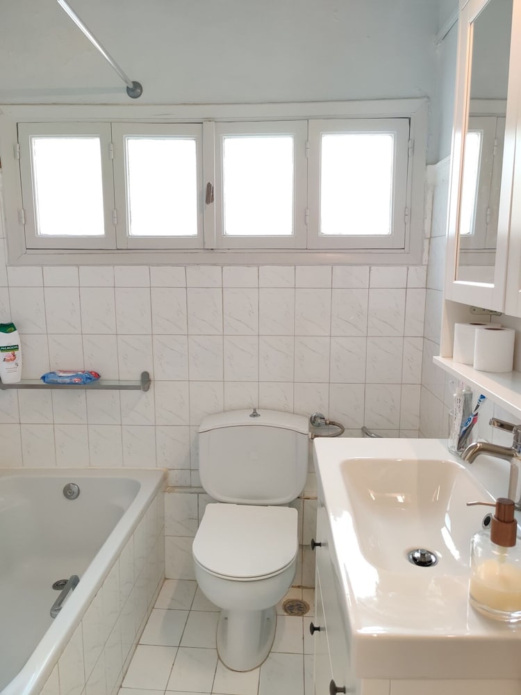 Stylish 1BR Apt With Retro Kitchen View Balcony