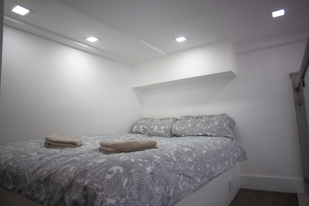 Reading Town Centre- Studio Apartment view 3