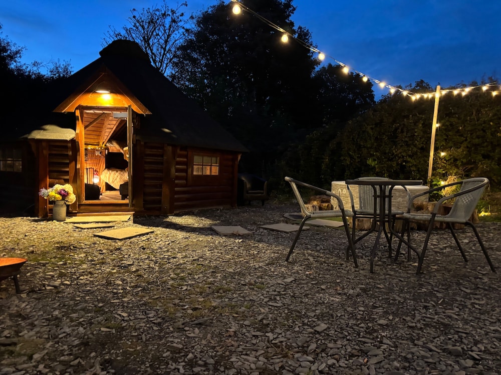 Hobbit Haven Hot Tub and Countryside Bliss