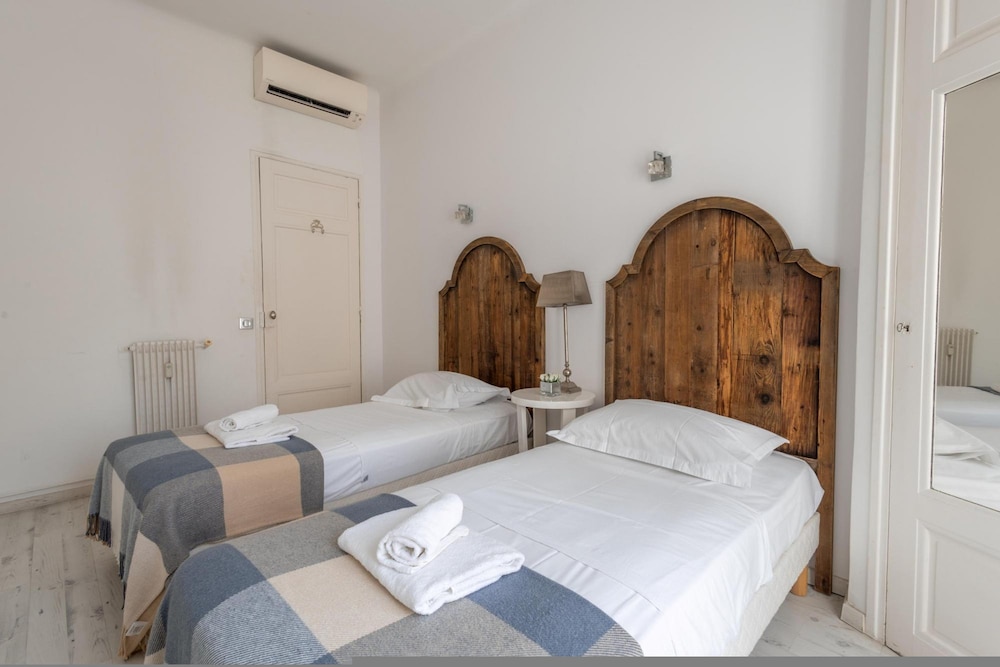Centrally Located Modern 2 Bed Apartment in Cannes With Aircon and High Ceilings and Modern Design - 696