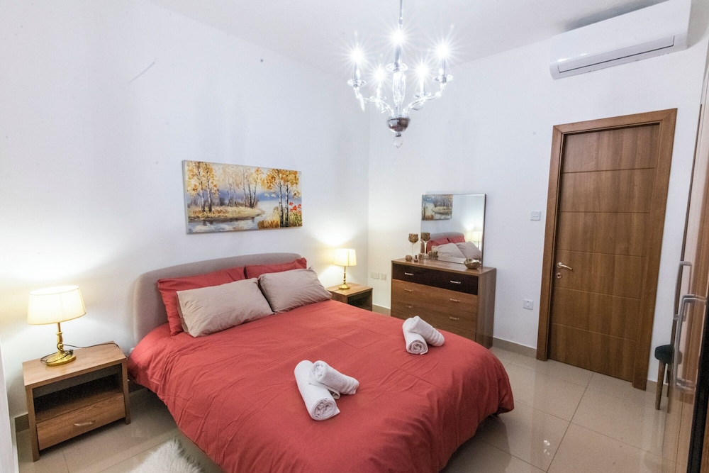 Cosy APT in Sliema- 2 mins walk from sea