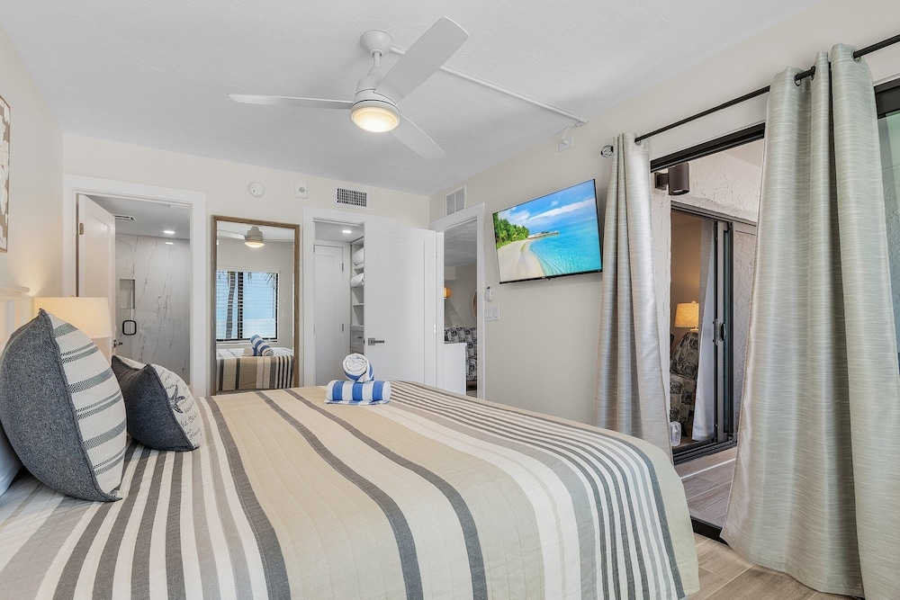 Seaside 209: Oceanview 2br/2ba Condo With Pool, Steps To Beach 2 Bedroom Condo