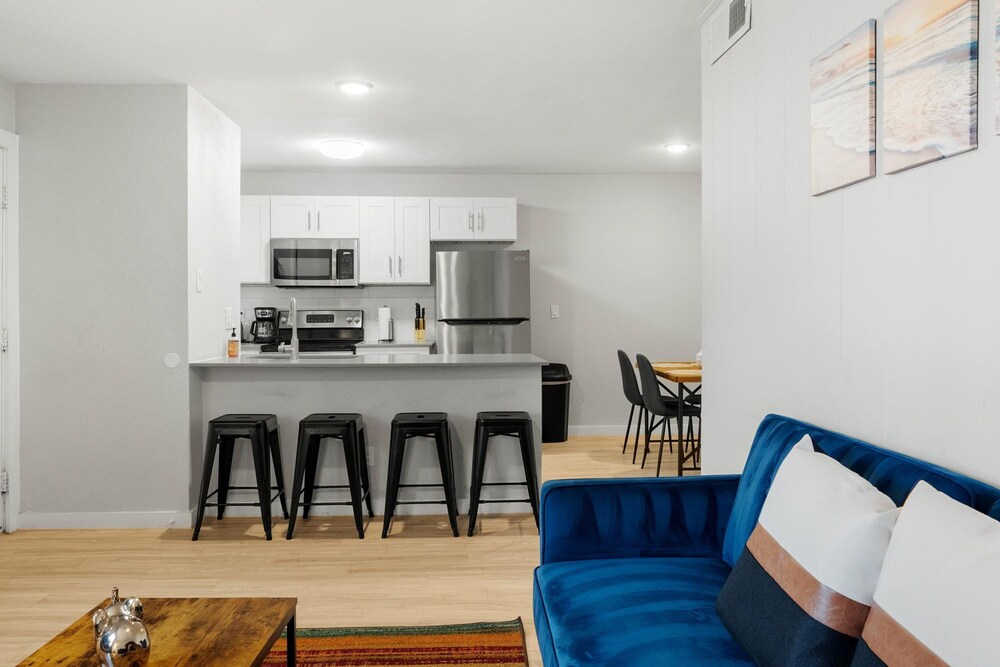 Stylish 2BR Near UT Hyde Park Evonify - Image 3