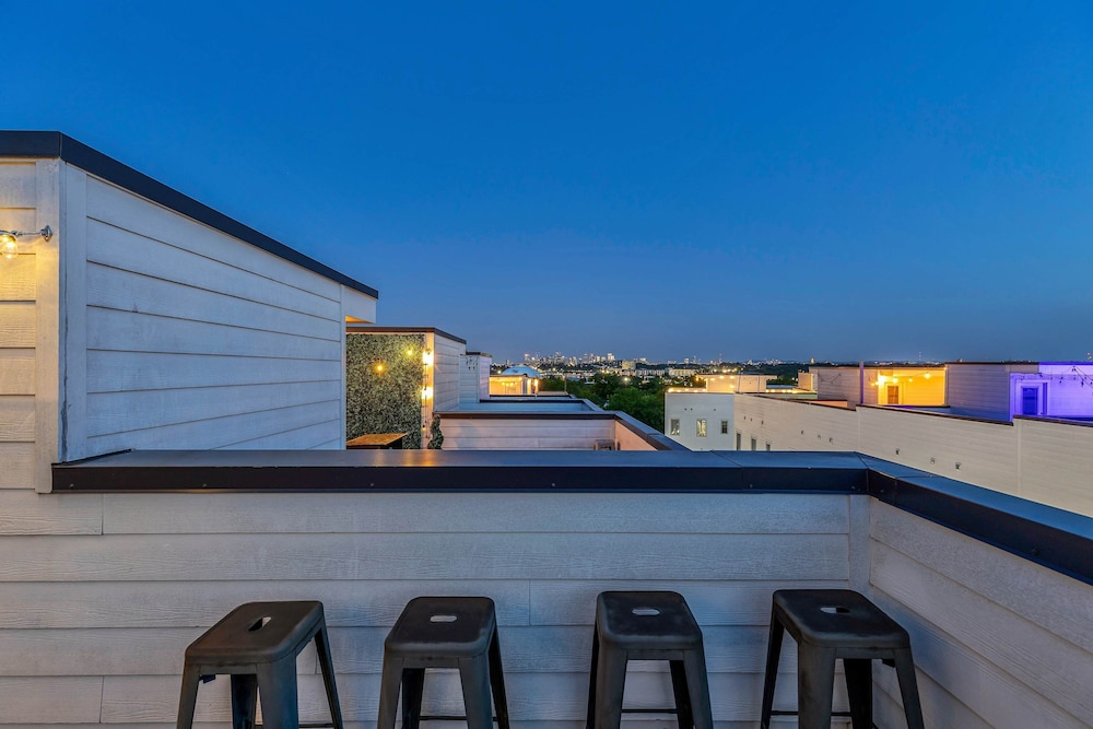 New Rooftop With City Views Game Room DT Nash