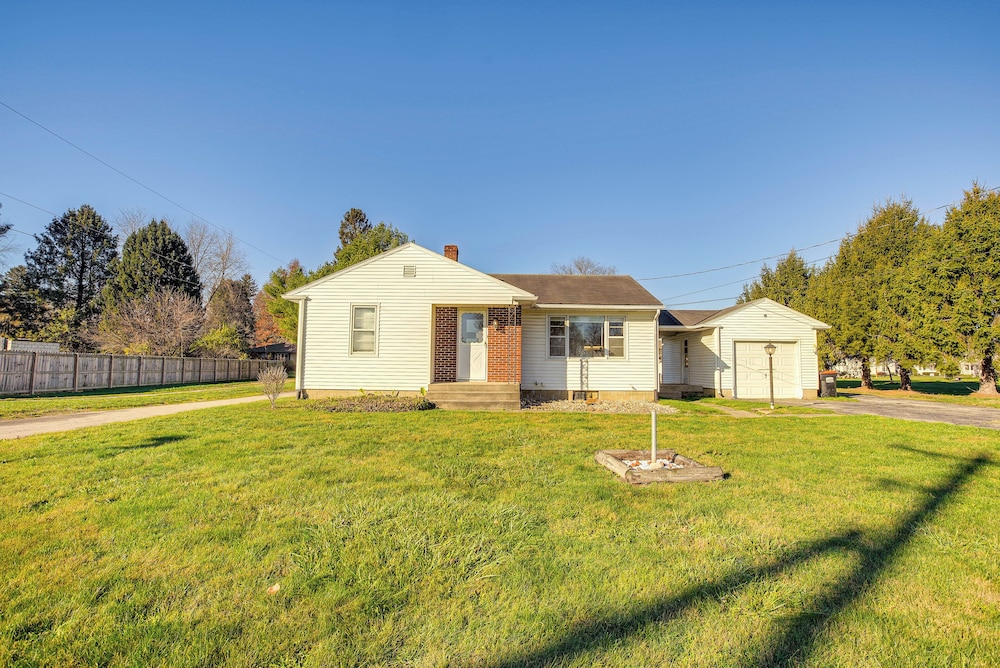 16 Mi to Buckeye Lake: Family-friendly Newark Home