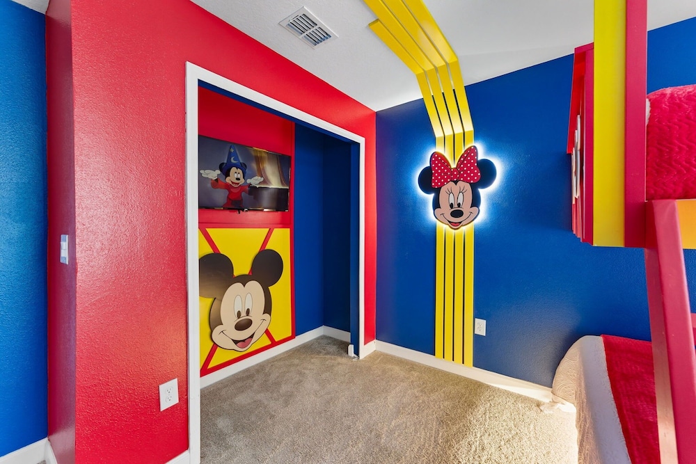 Chic & Fun Family Stay 10 Mins to Disney
