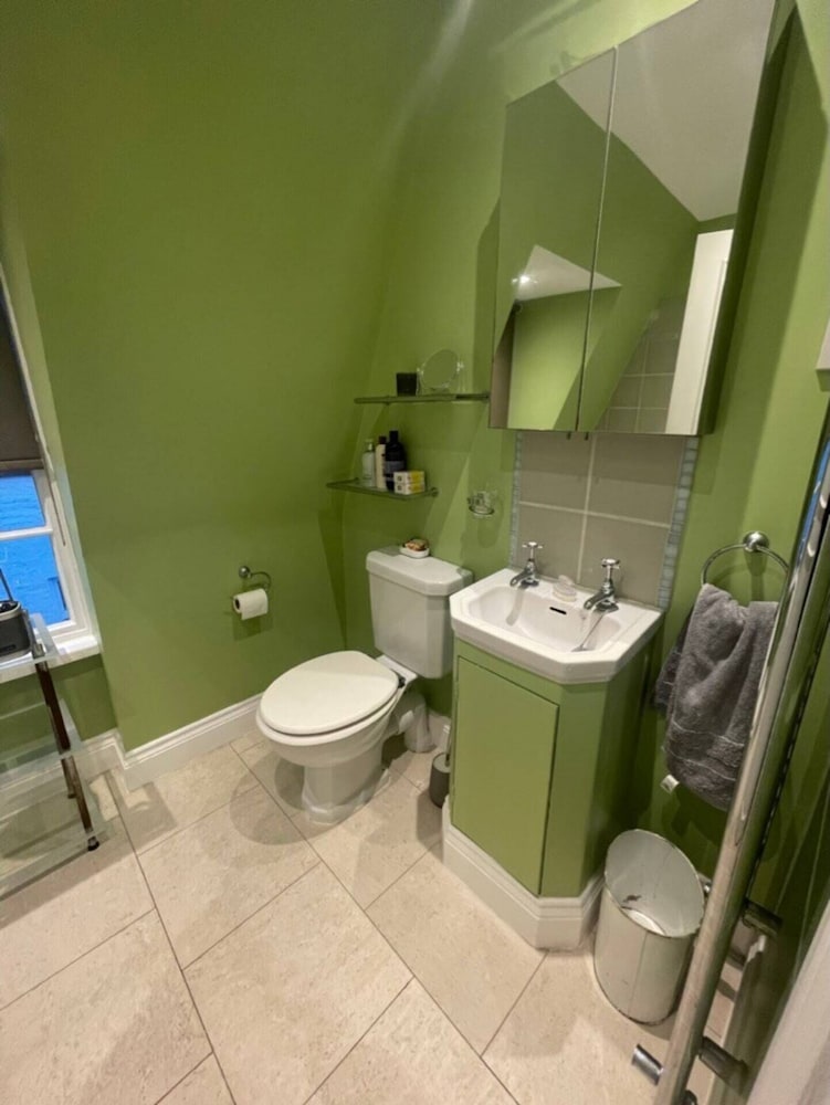 Expansive 4BD Home- 15 min From Buckingham Palace!