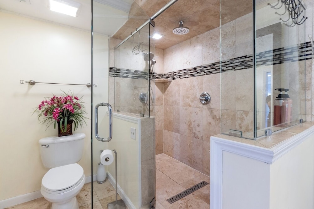 3BR Gulf-front Luxury w/ Pool Bar & Spa Baths