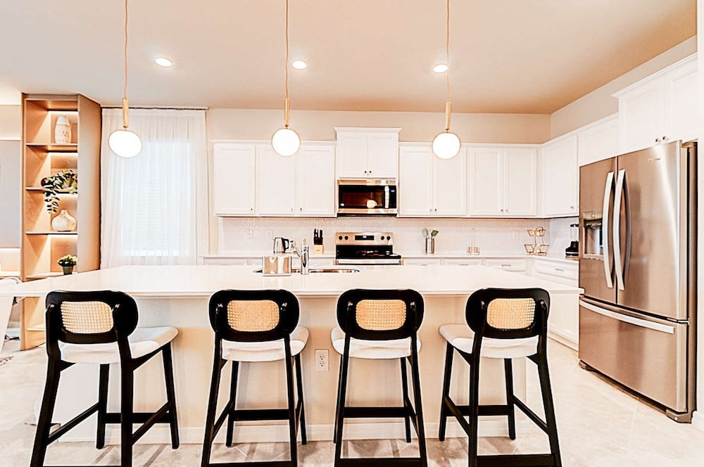 15807 Luxury 8 Bedroom Family Home With Game Room