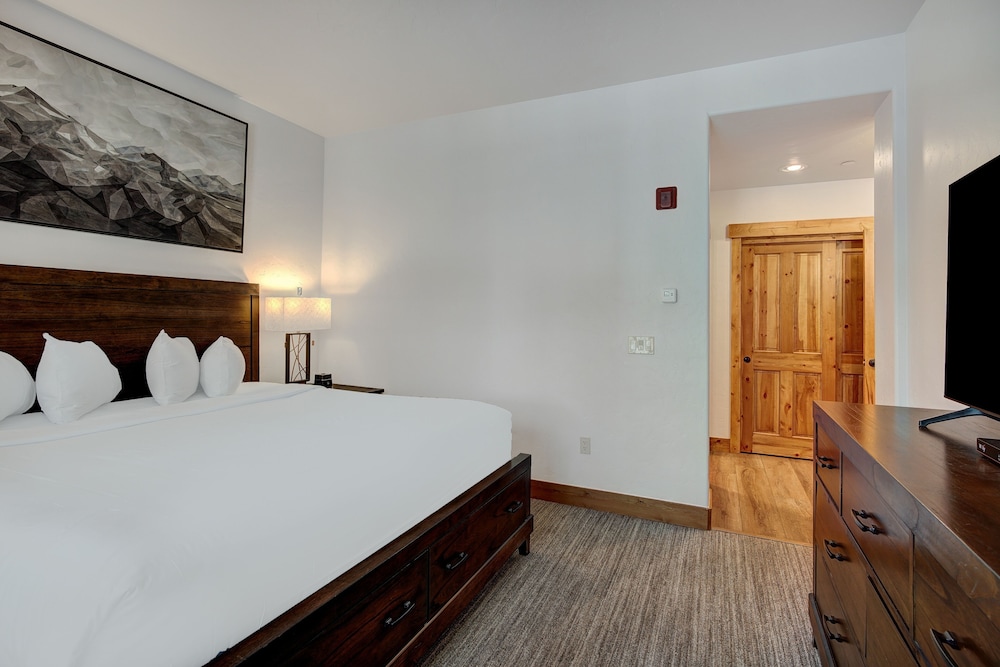 Updated, Modern Townhome With Private Garage 2 Bedroom Condo