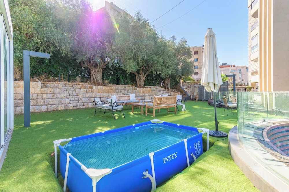 GlassHaus Rooftop 2-BR & Pool in Ghazir