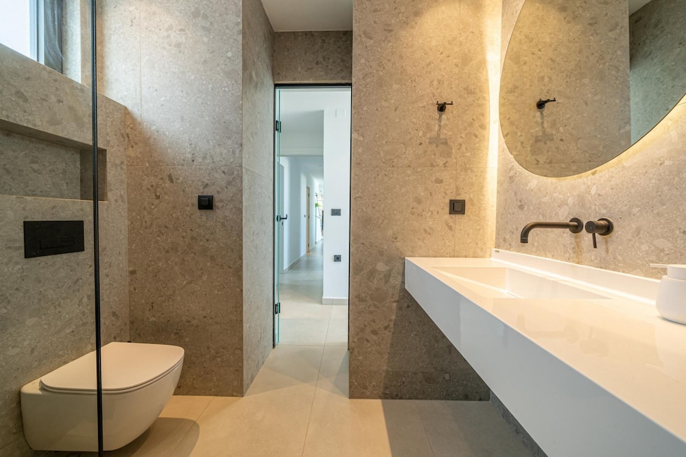 Aethra Grand- Luxury 5-bed Villa 850m From Beach