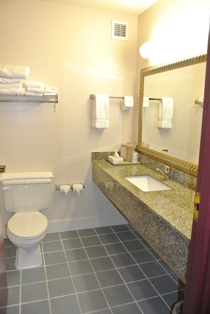 Quality Inn & Suites Carthage near Precious Moments Chapel