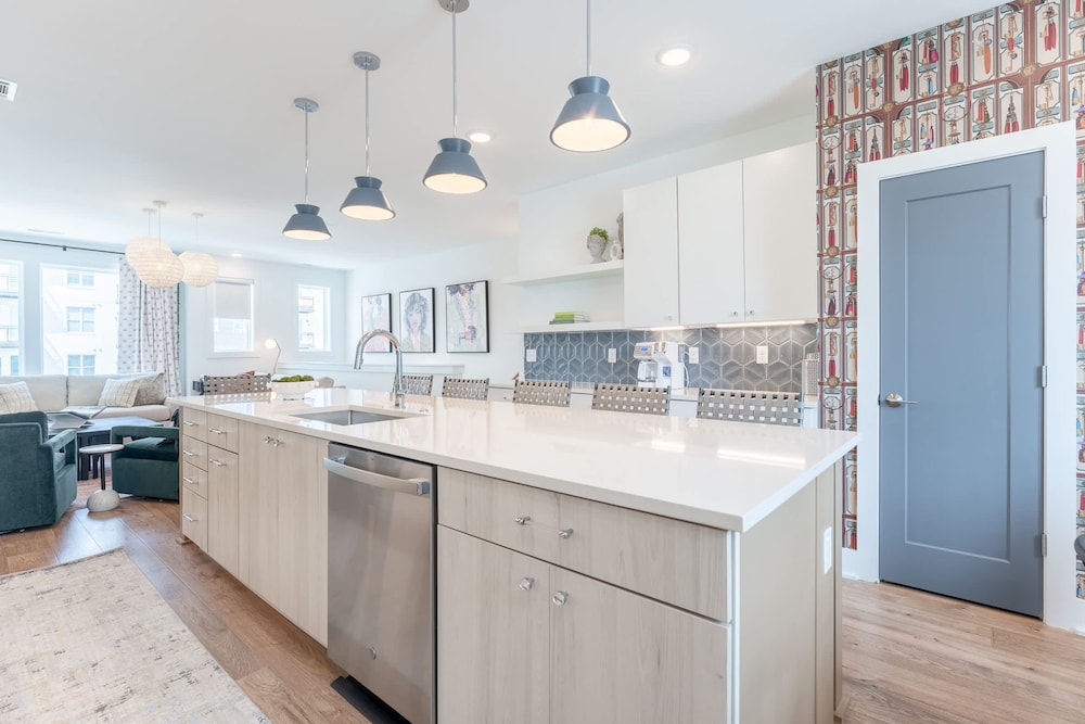 Luxe 4BR Retreat With Hot Tub Skyline Deck