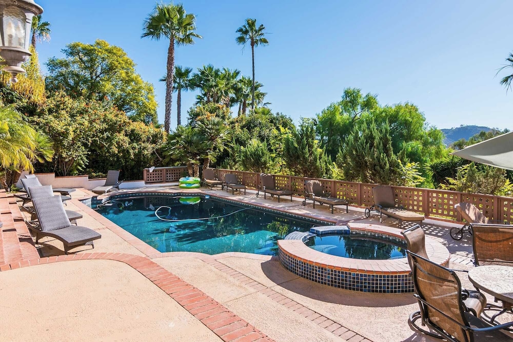 Two Estates w/ Pools, Hot Tubs, Game Rooms, Valley Views & Tennis Court Near Beaches & Wineries