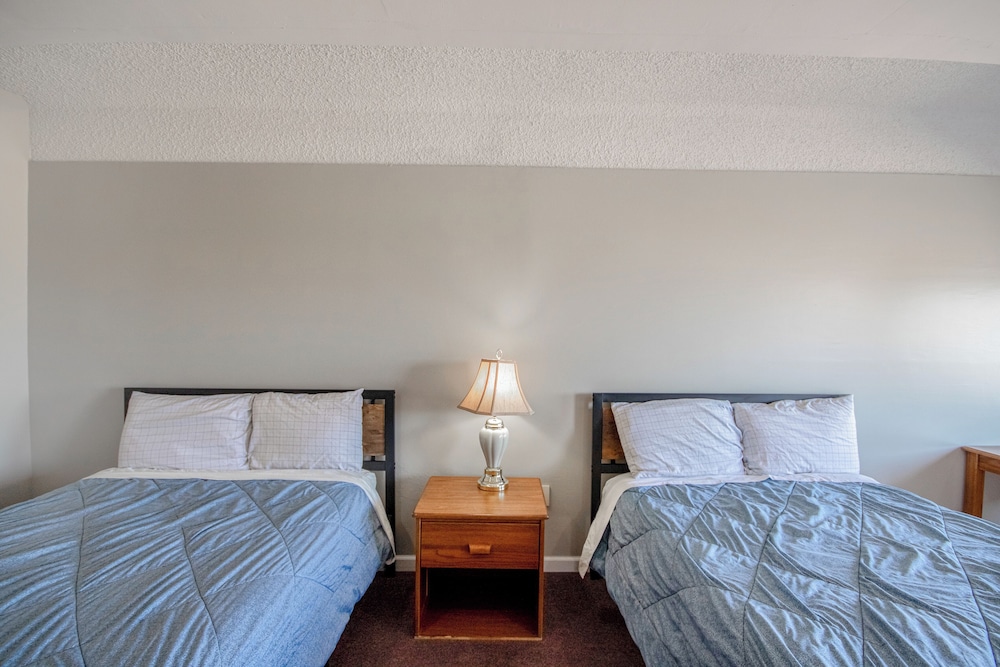 OYO Crossroads Inn