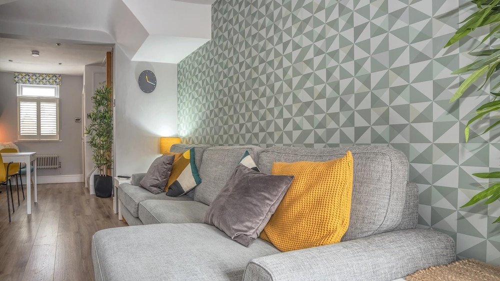 Modern 3-bed House on Tarporley High Street view 5