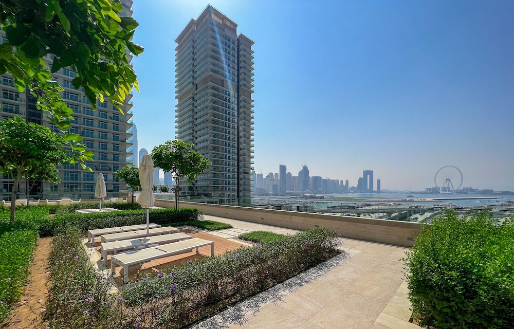 Stylish 2BR in Emaar Beach Front w/ Private Beach