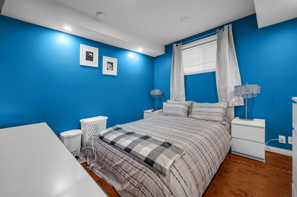 52-3 Bed Suite on Lake Central A C By Airport