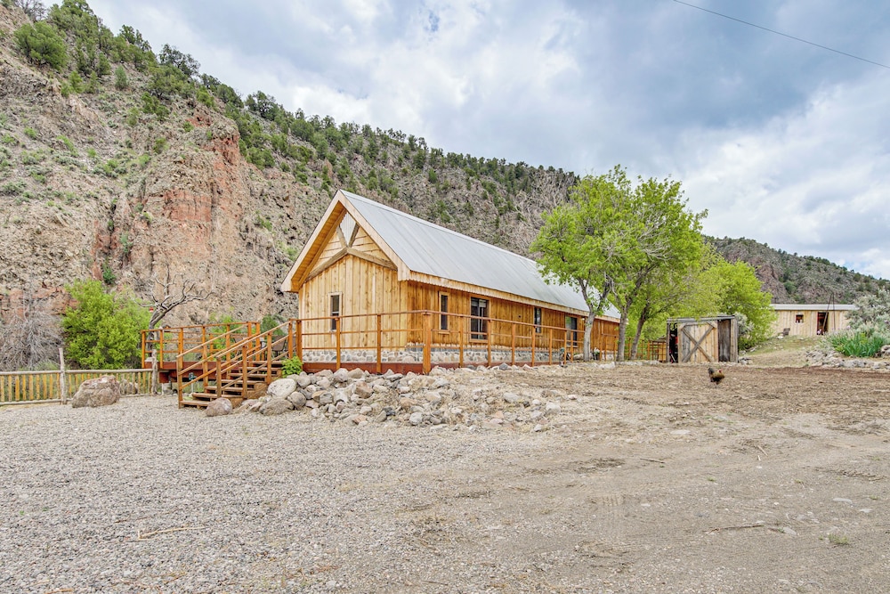 Creekside Cabin w/ Deck & Views in Panguitch!