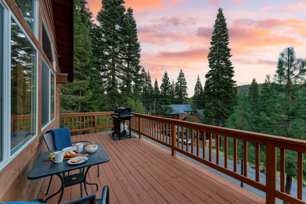 Golden Summit by Avantstay Stunning Secluded Cabin w Access to Tahoe Donner