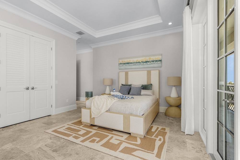 260 Coastal Luxe Retreat: 5bd/4.5ba, Pool & Spa, Water Views 5 Bedroom Home