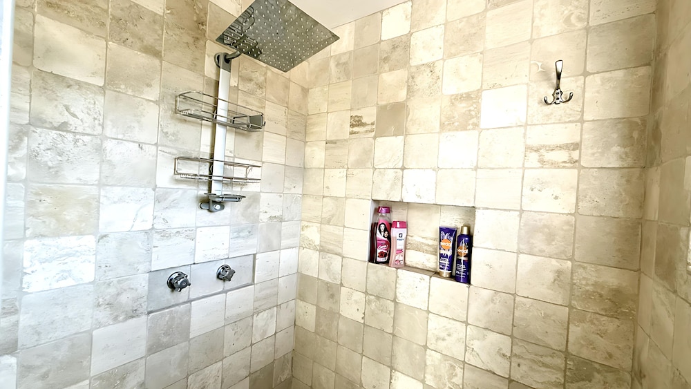 Luxurious Ajijic 2 Bedroom House - Huge Patio -bikes -gym -pickleball Court
