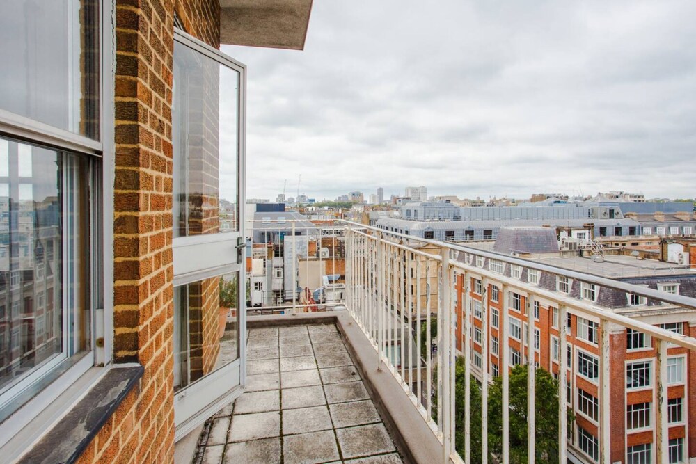 Fantastic Central Apartment With Balcony in Fitzrovia