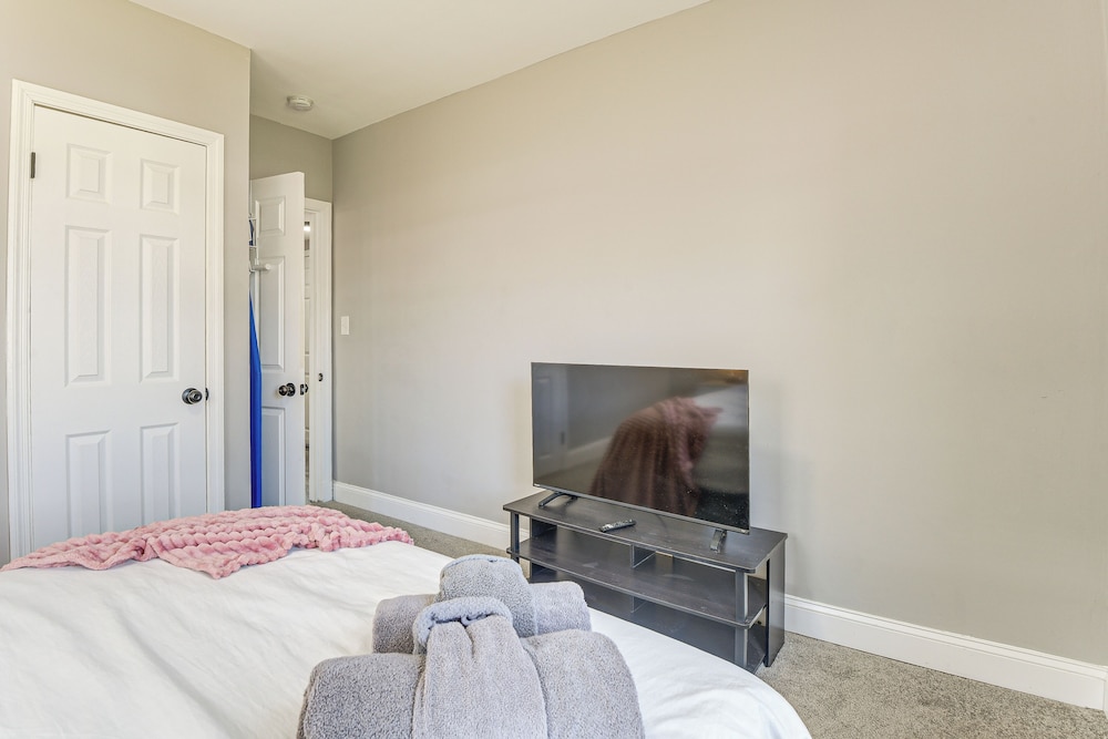 4 Mi to Universities: Quaint Parkville Apartment!