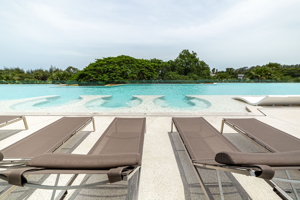 Beachside 2BR 200 m to BangTao beach