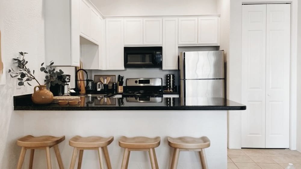 Designer 1 bed 5 min to Old Town Dogs Welcome