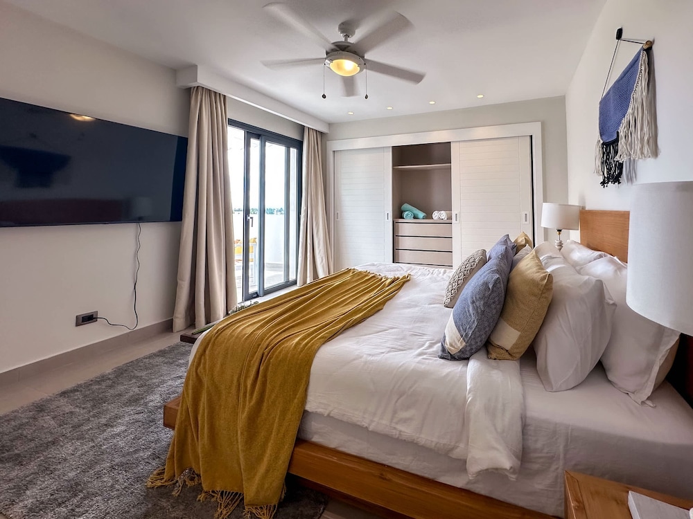 4 Bedroom Beach Penthouse w Private Rooftop