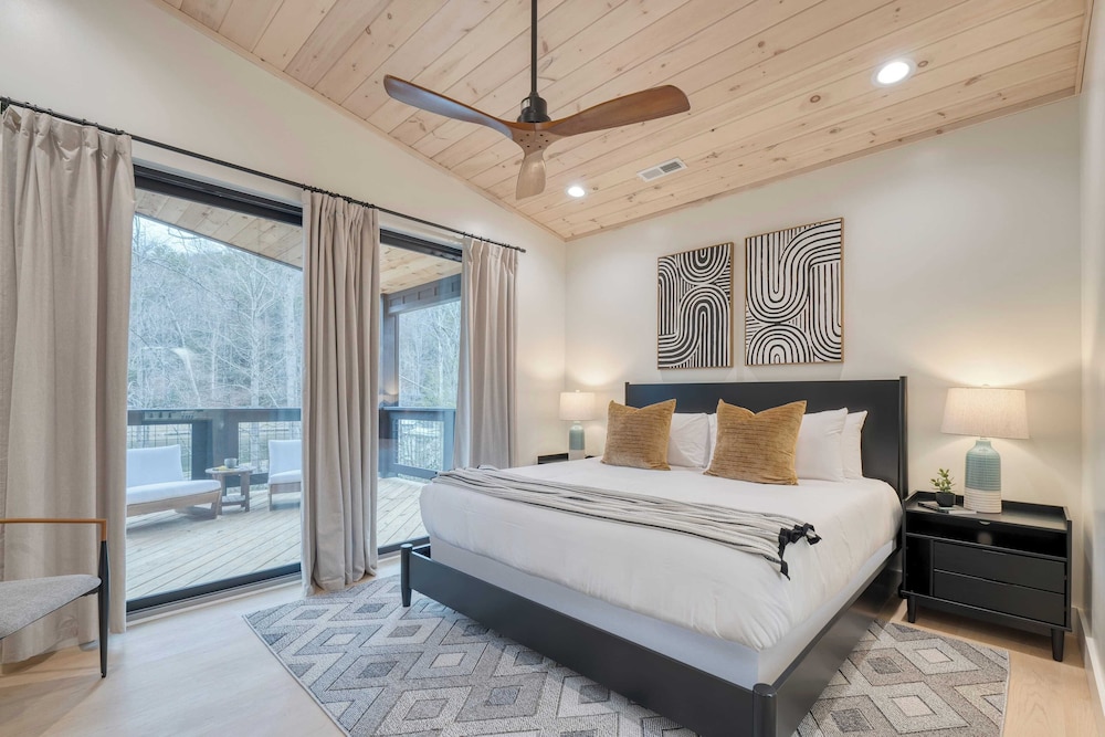 Kings Crown by Avantstay Indoor Pool, Hot Tub, Firepit, Theater All-season Retreat