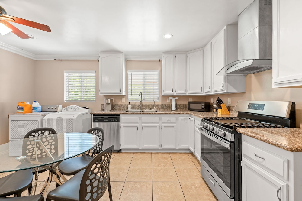 Modern Family Home w Full Amenities Near ONT