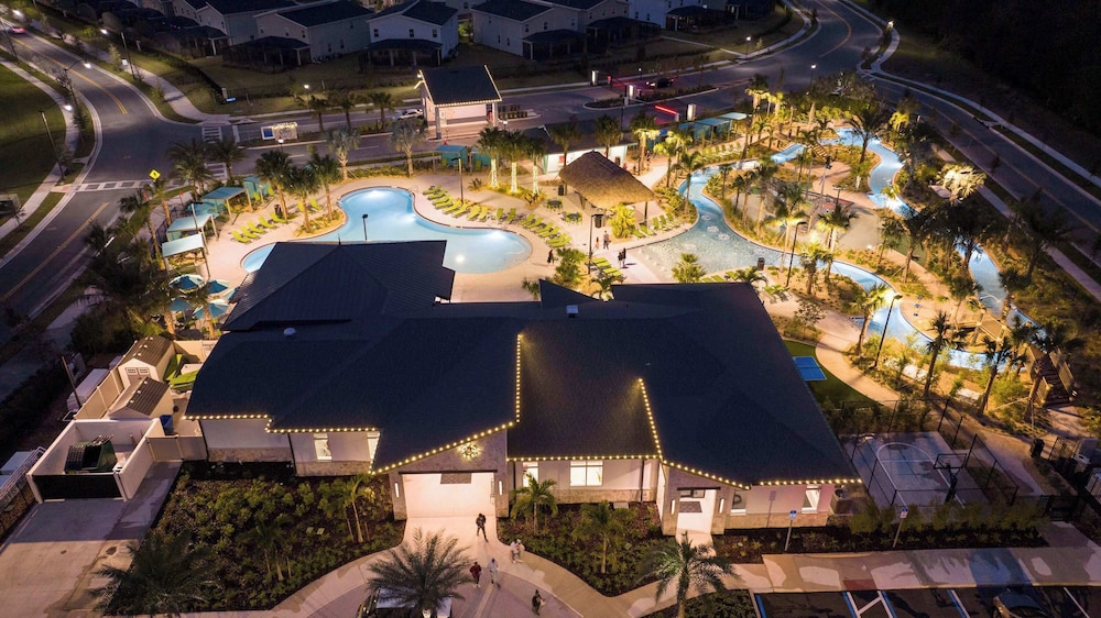 Stunning 4Bd With Pool At Storey Lake Resort 4821