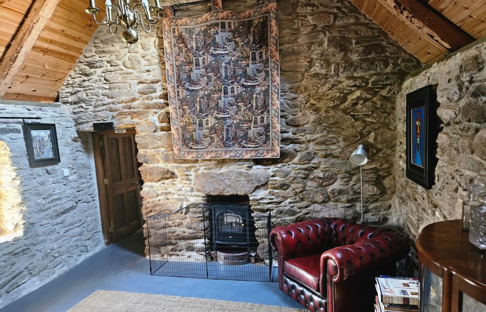 Traditional Style Thatched Cottage With Modern Amenities