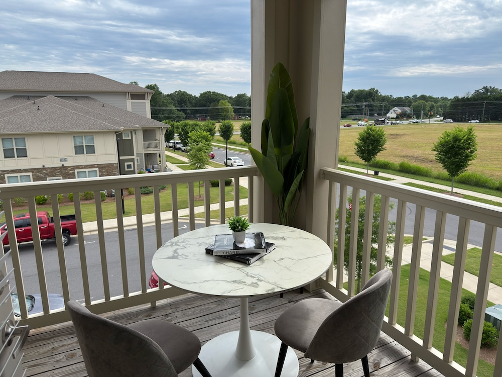 Upscale King 2BR Suite Mins to Charlotte