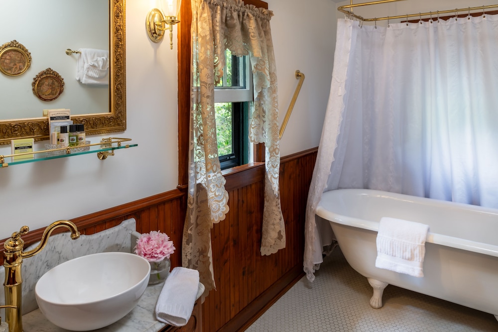 1899 Wright Inn and Carriage House