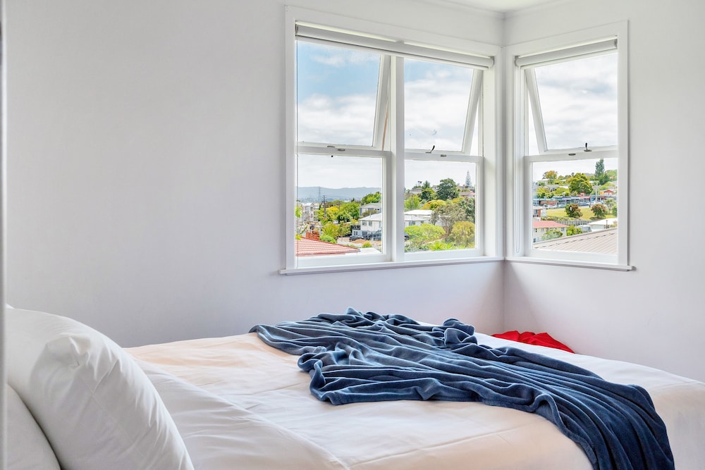 Bright Airy & Spacious 3 BR Home view 3