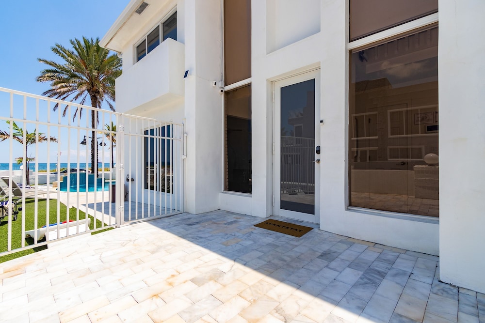 Sea Breeze by Avantstay Across From Fort Lauderdale Beach Pool Out Door Dining Fire pit