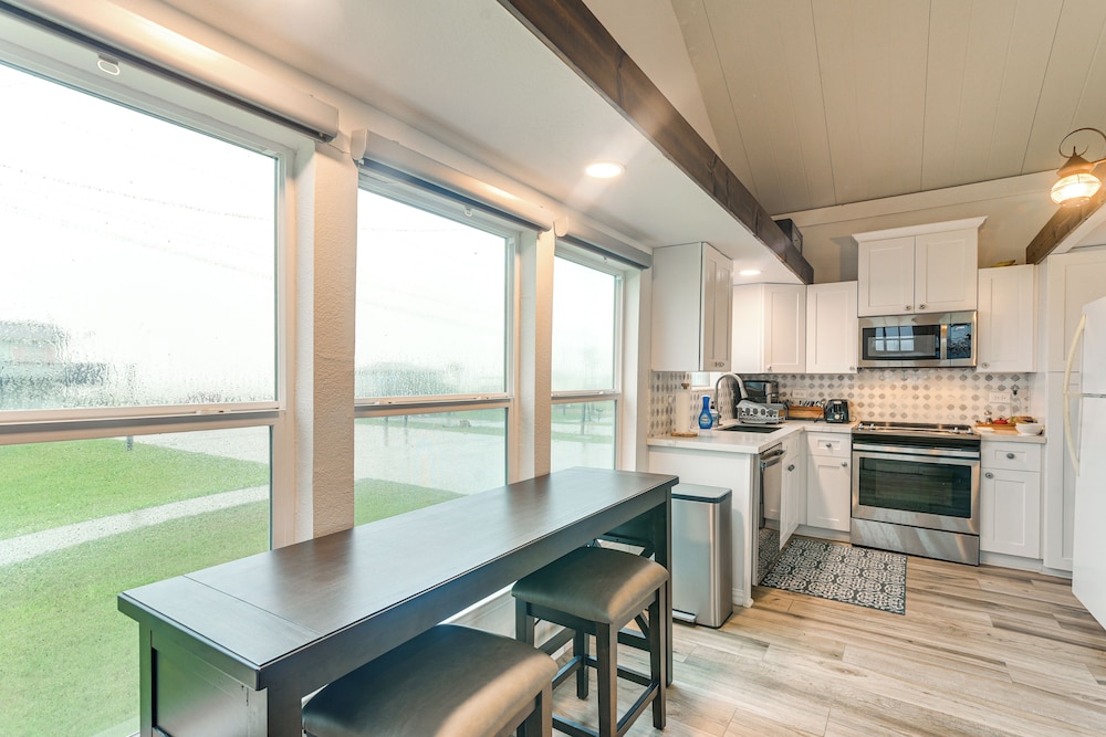 Seabreeze Retreat: Waterfront Home Near Sargent