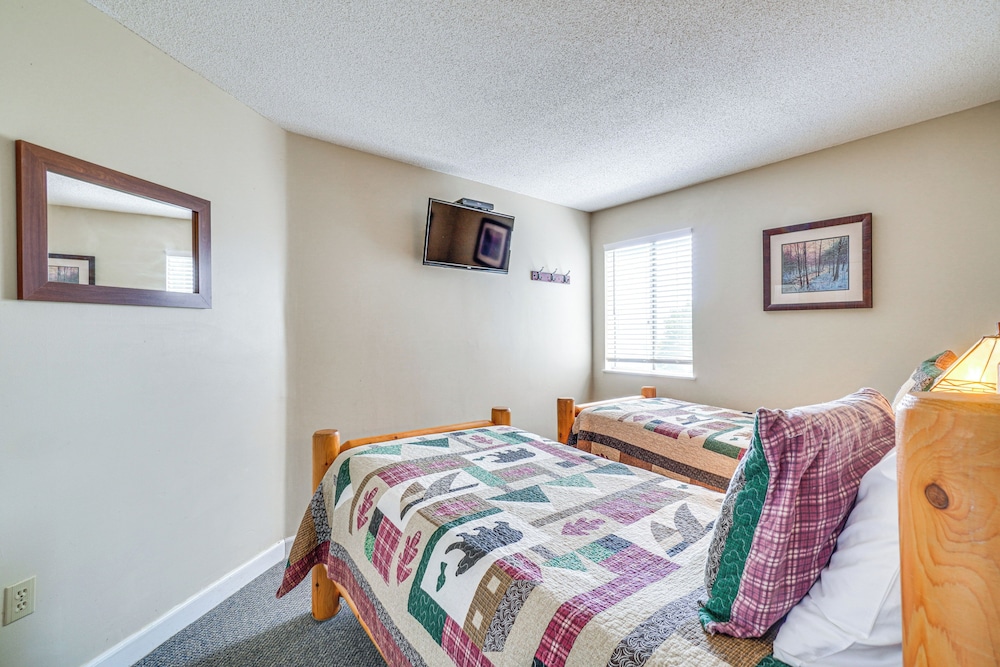 Indoor & Outdoor Pool Access! Condo 3 Mi to Gsmnp